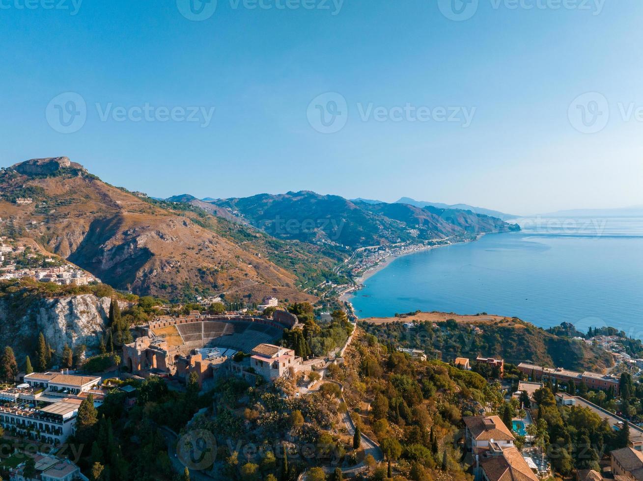 Planta De Dragão De Pequena Dimensão Com Vista Cênica No Dia Ensolarado Da  Ilha Turística Isola Bella Em Taormina Siciliana Itália Imagem de Stock -  Imagem de litoral, console: 251060157