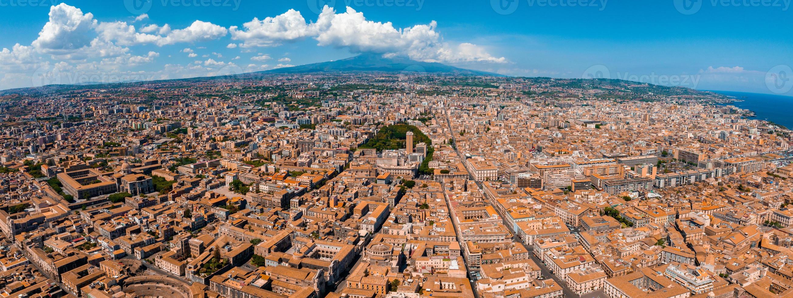 vista aérea na via etnea em catania. cúpula de catania e a rua principal com o fundo foto