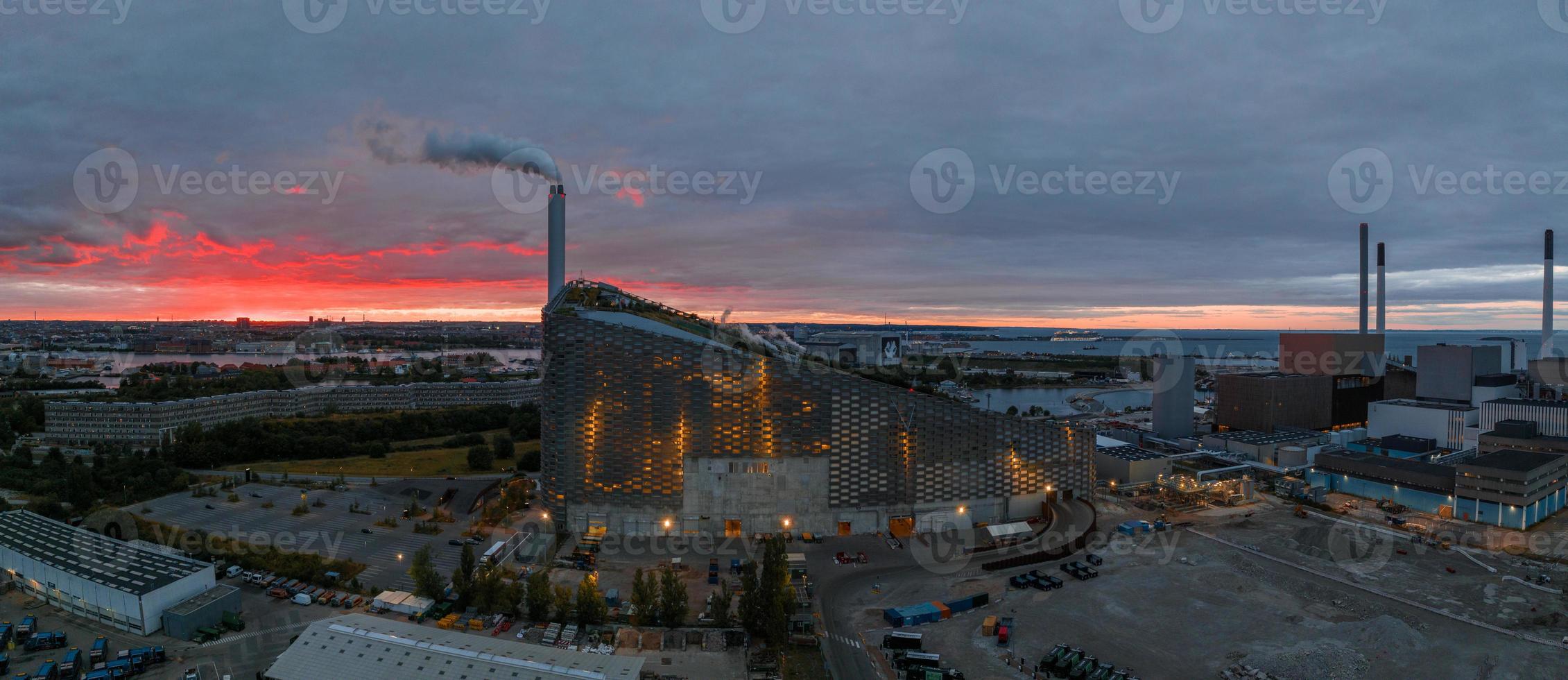 usina de conversão de energia e calor e um parque esportivo em copenhague foto