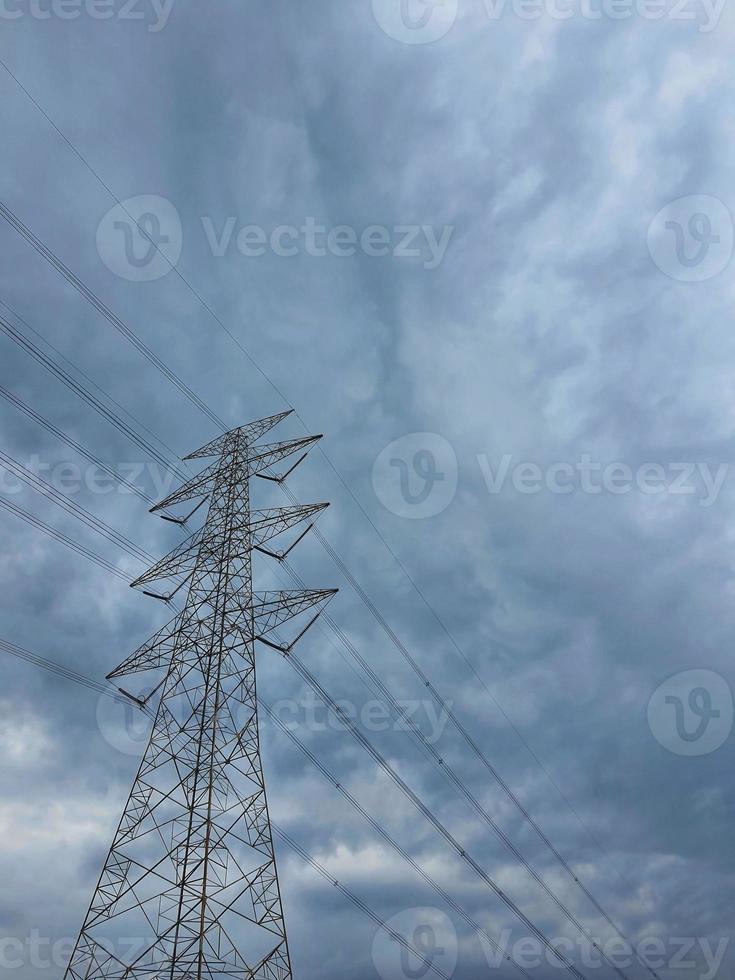 esta é uma foto de uma torre de linha aérea de alta tensão subindo alto no céu.