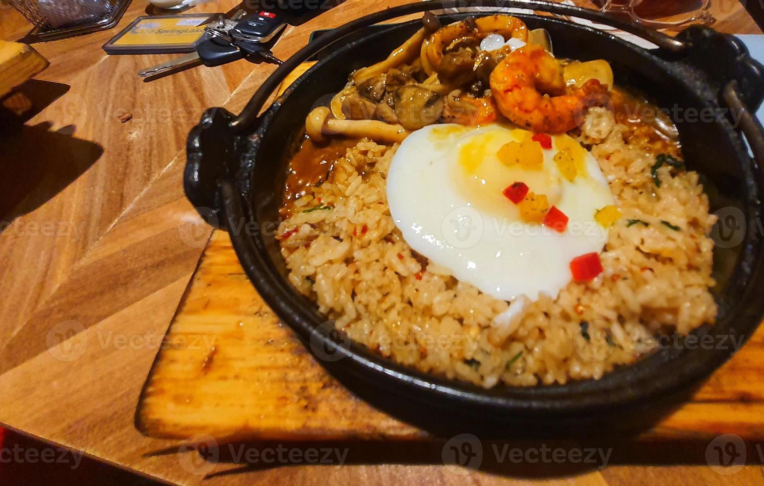 arroz frito de frutos do mar japonês servido em chapa quente de aço foto