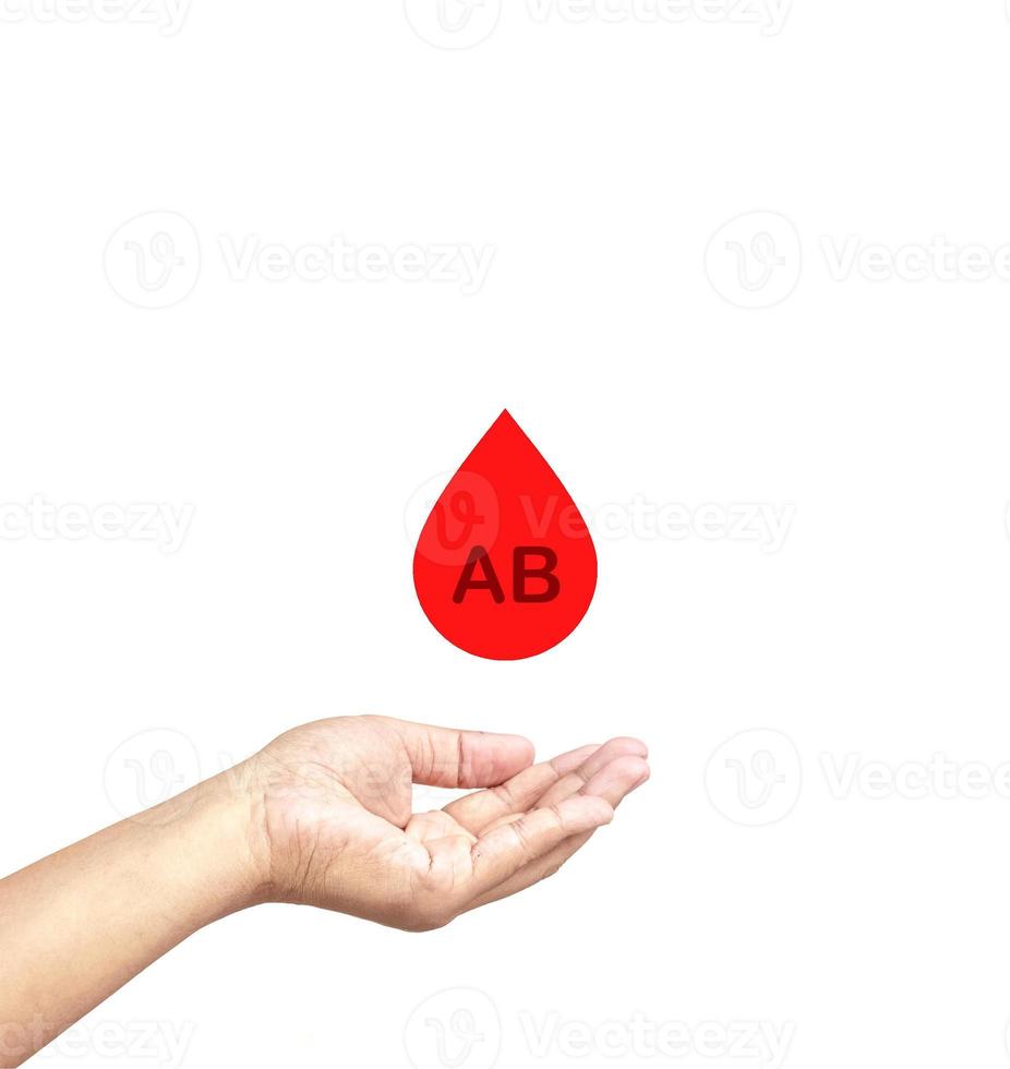 conceito médico e de saúde. mão pegar gotas de sangue ab, caridade e cuidado. foto