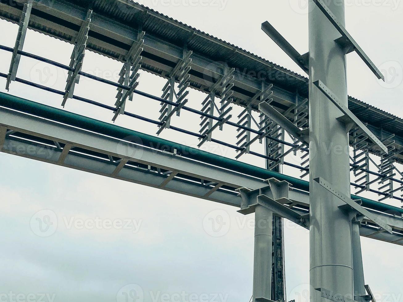 construção de um gasoduto em um complexo de mineração. construção de um novo complexo industrial. acessórios de metal, ao lado de um poste alto para linhas de energia foto