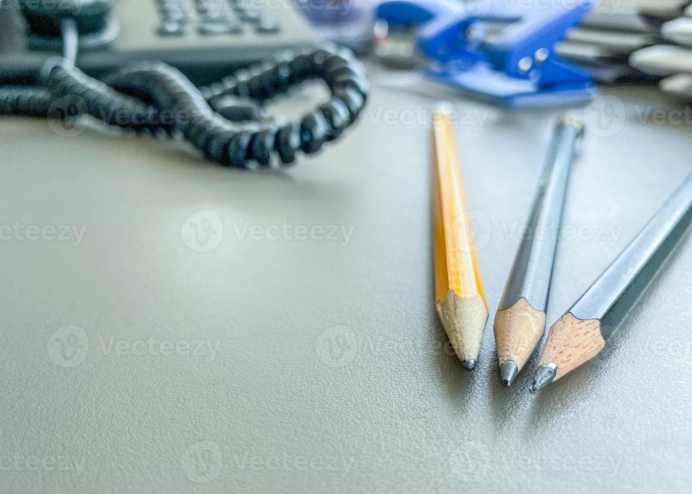 material de escritório para escrever. na mesa do trabalhador estão lápis dobrados para trabalhar com papéis. lápis simples sem cor para trabalho de escritório foto