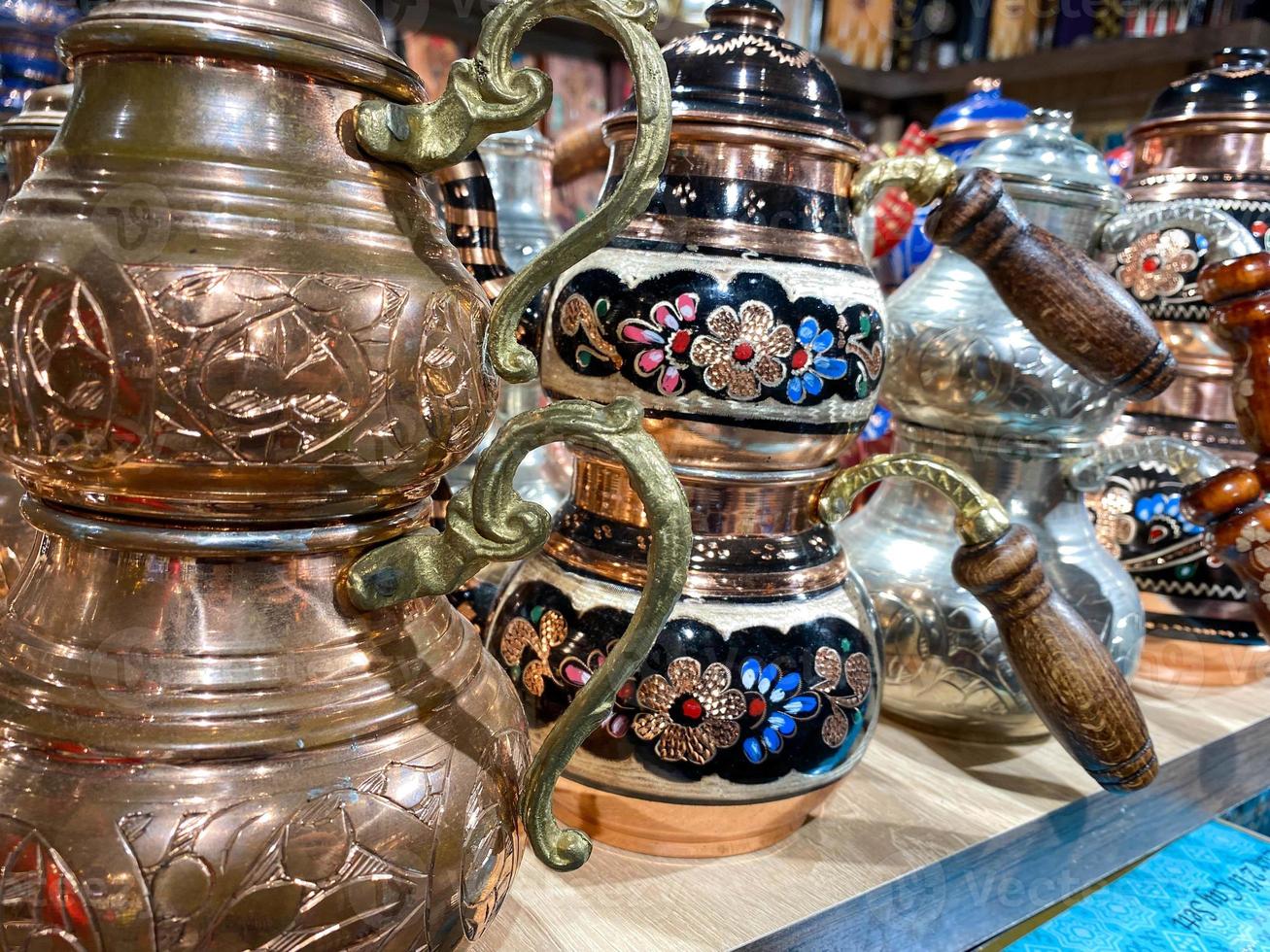 lindos bules turcos dourados para chá brilhante esculpido oriental decorativo em uma loja de souvenirs turísticos foto