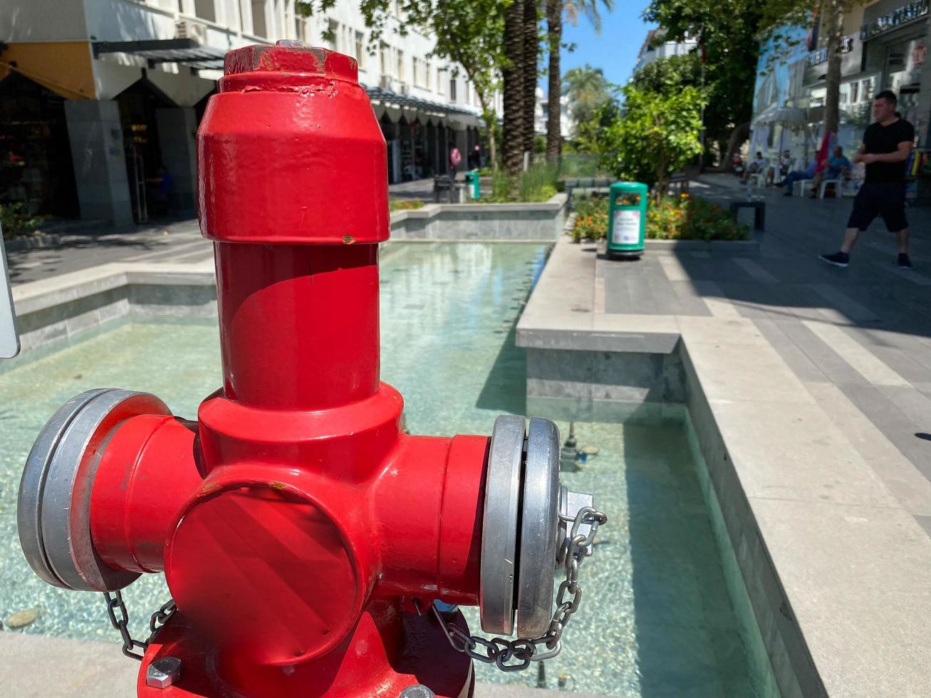 velho hidrante vermelho na rua da cidade de nova york. hidrante para acesso de incêndio de emergência foto