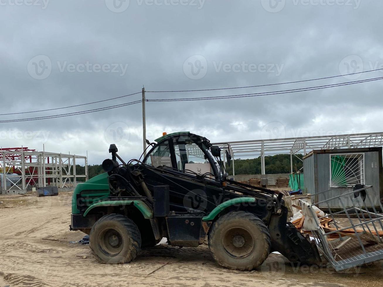 destruição de casa velha por escavadeira. balde de escavadeira quebra estrutura de concreto. foto