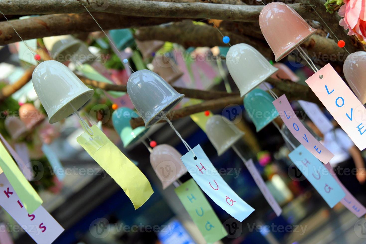 viajar para bangkok, tailândia. os sinos coloridos com inscrições românticas. foto