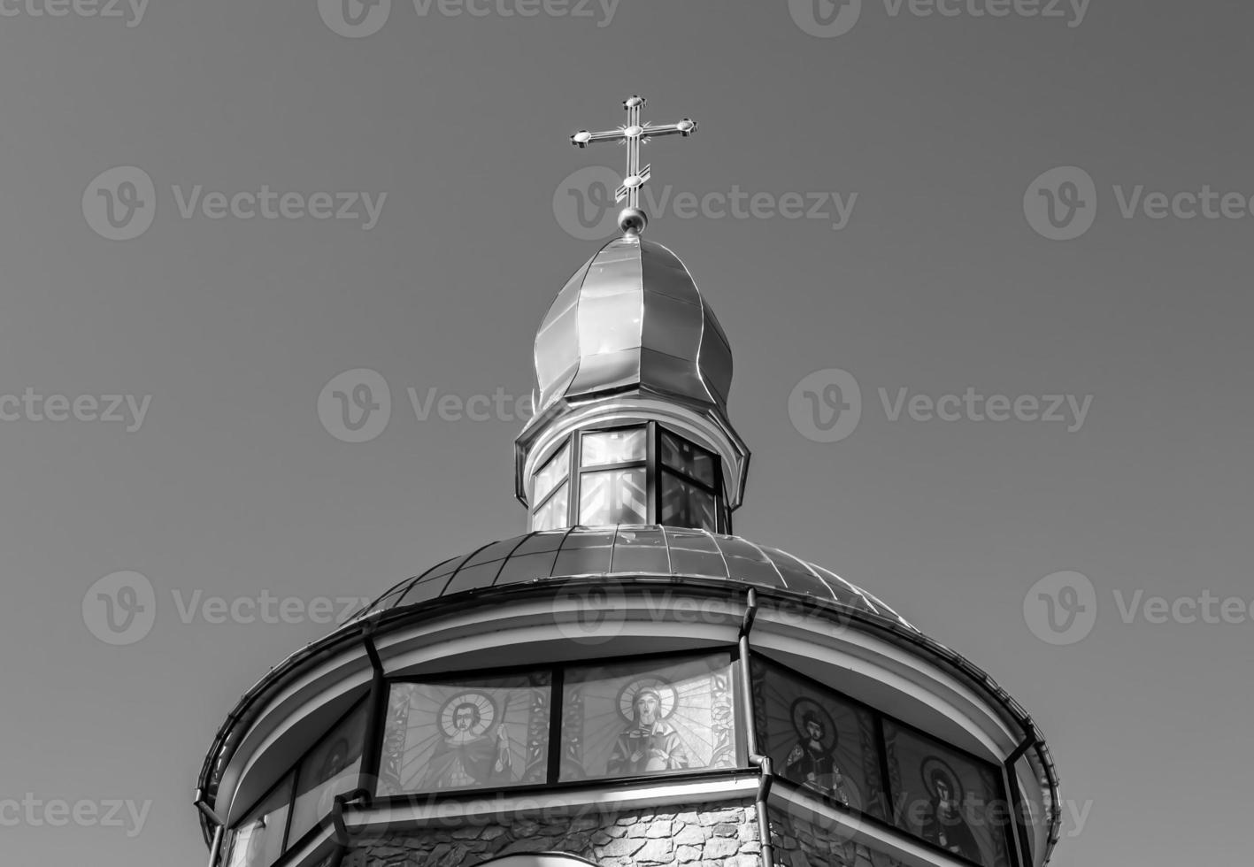 cruz de igreja cristã em torre alta para orações foto