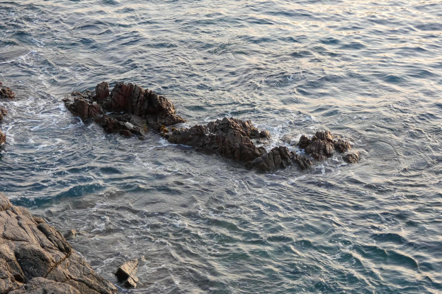 litoral mediterrâneo com rochas na região catalã, espanha foto