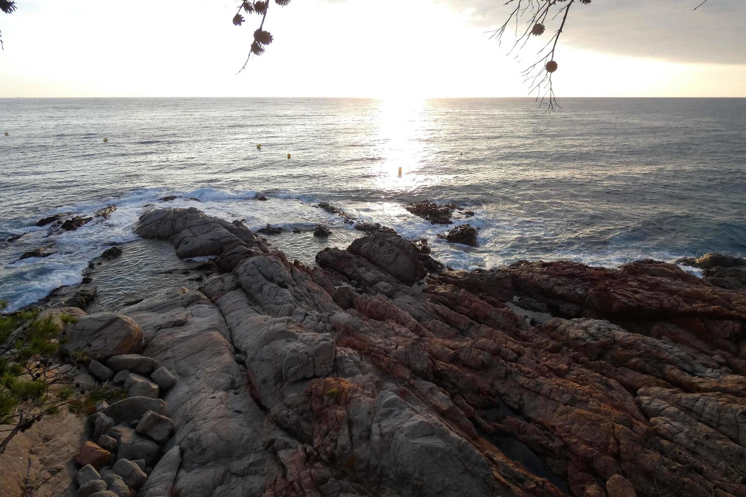 caminho de ronda, uma estrada paralela à costa brava catalã, localizada no mar mediterrâneo, no norte da catalunha, espanha. foto