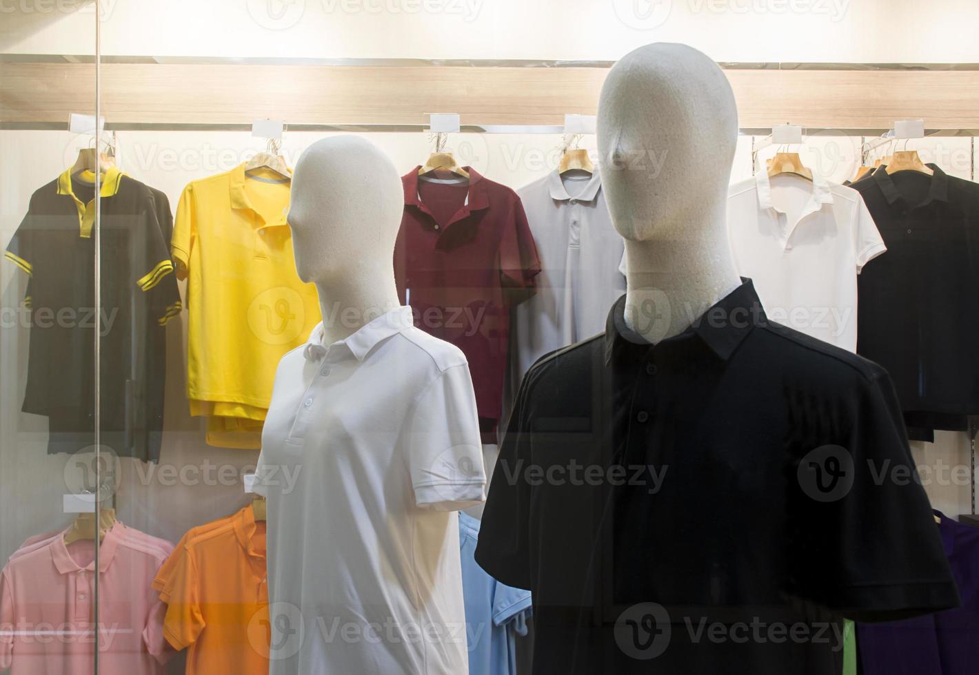 dois manequim com camisa em loja de roupas foto