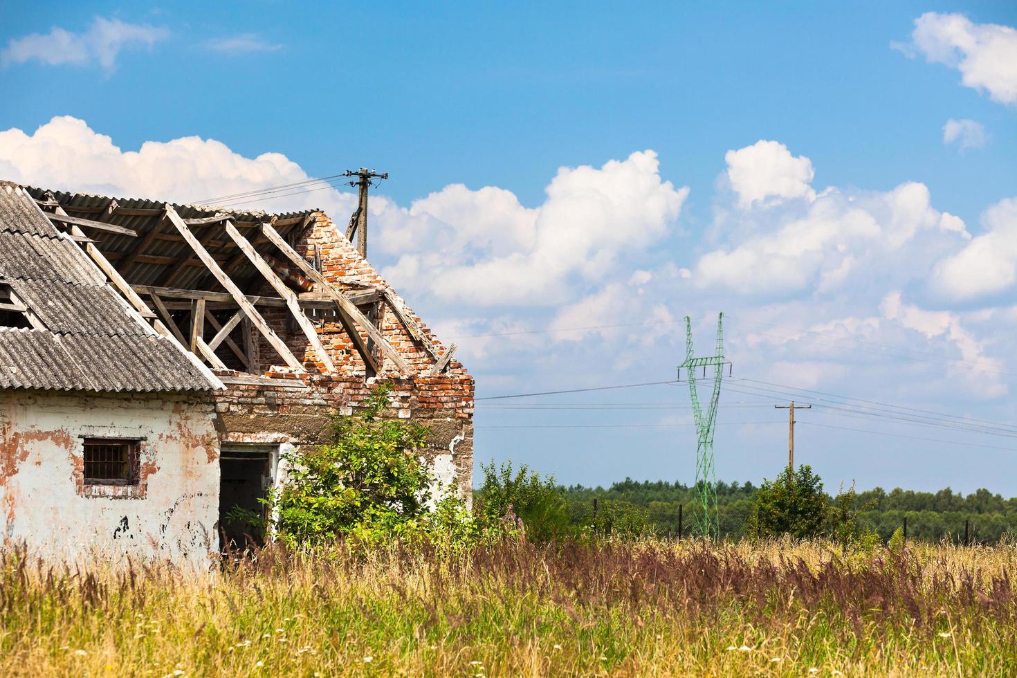 casa de fazenda abandonada em um campo foto