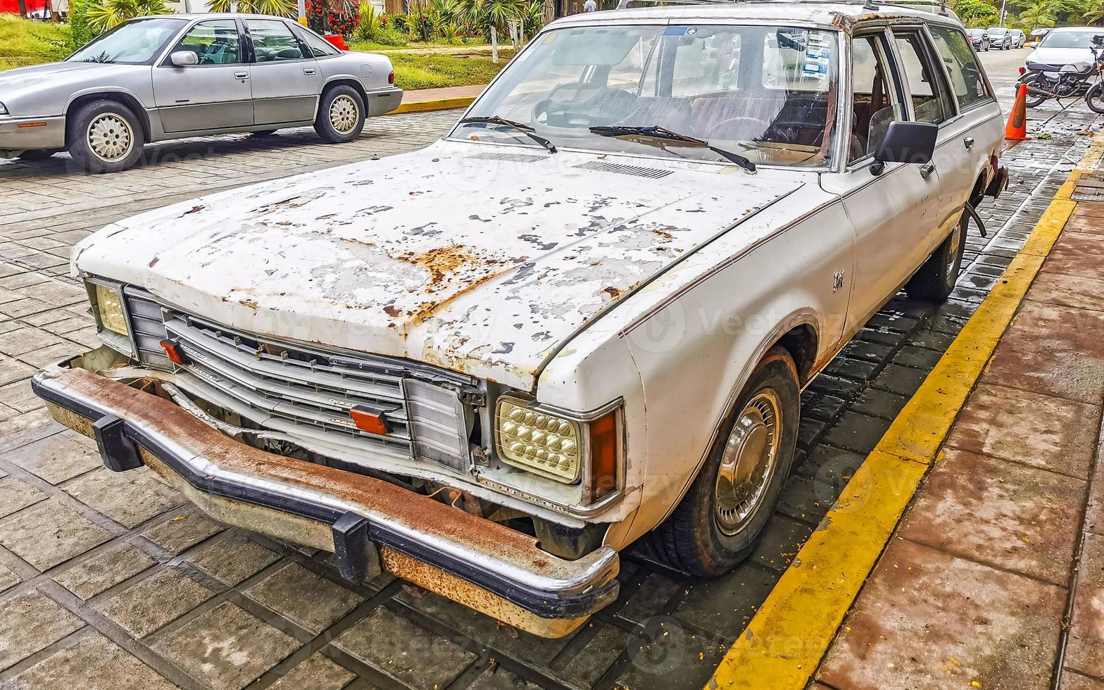 vários carros tunados coloridos e carros antigos clássicos do México. foto