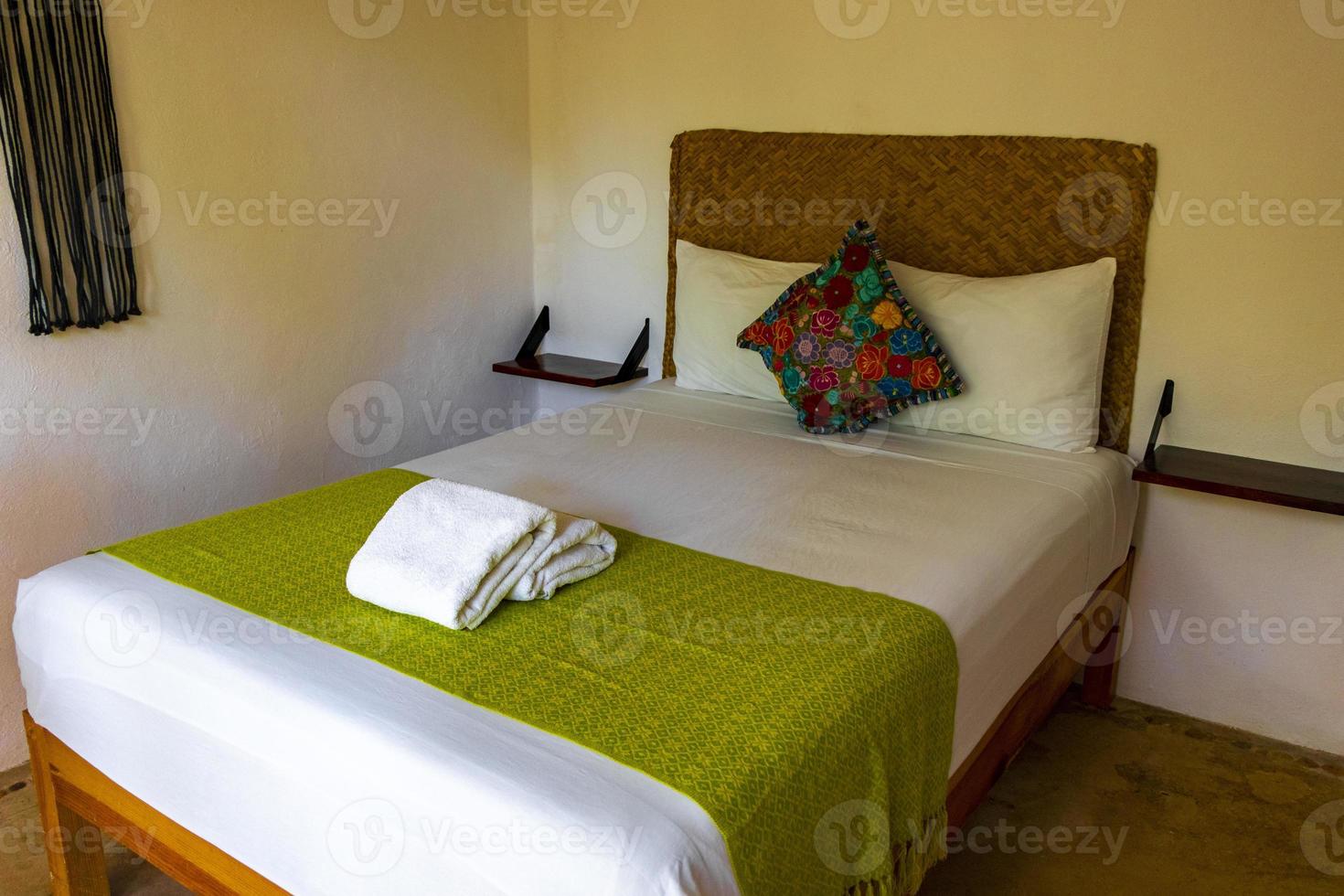 quarto de resort de hotel branco limpo com acessórios verdes holbox méxico. foto