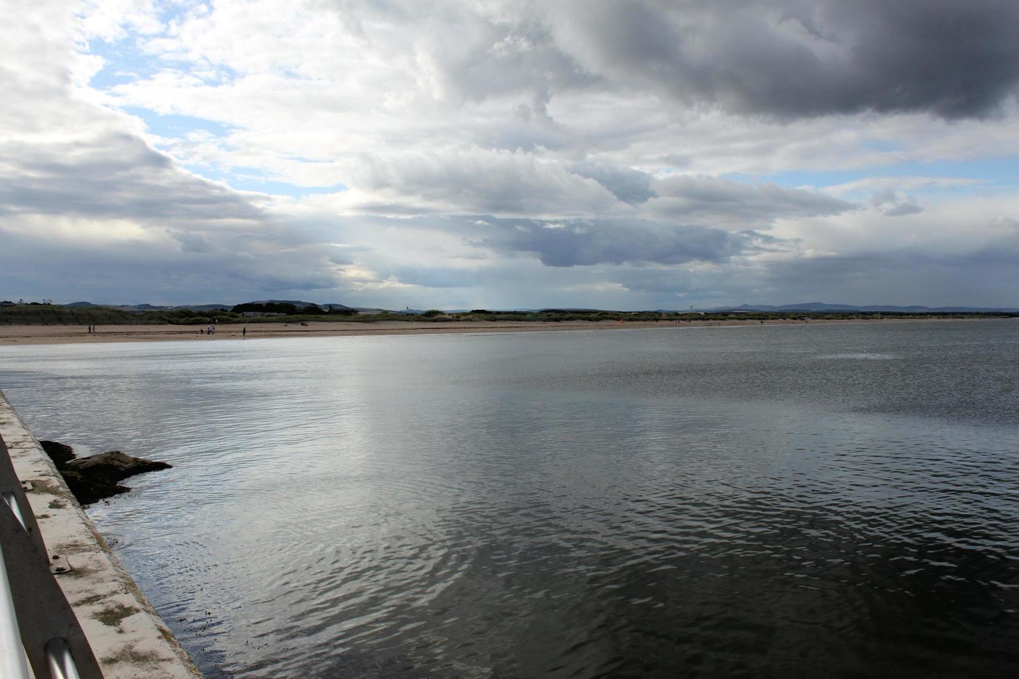 uma vista de st andrews na escócia foto