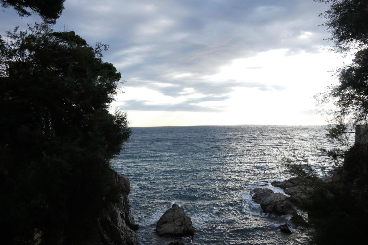 caminho de ronda, uma estrada paralela à costa brava catalã, localizada no mar mediterrâneo, no norte da catalunha, espanha. foto