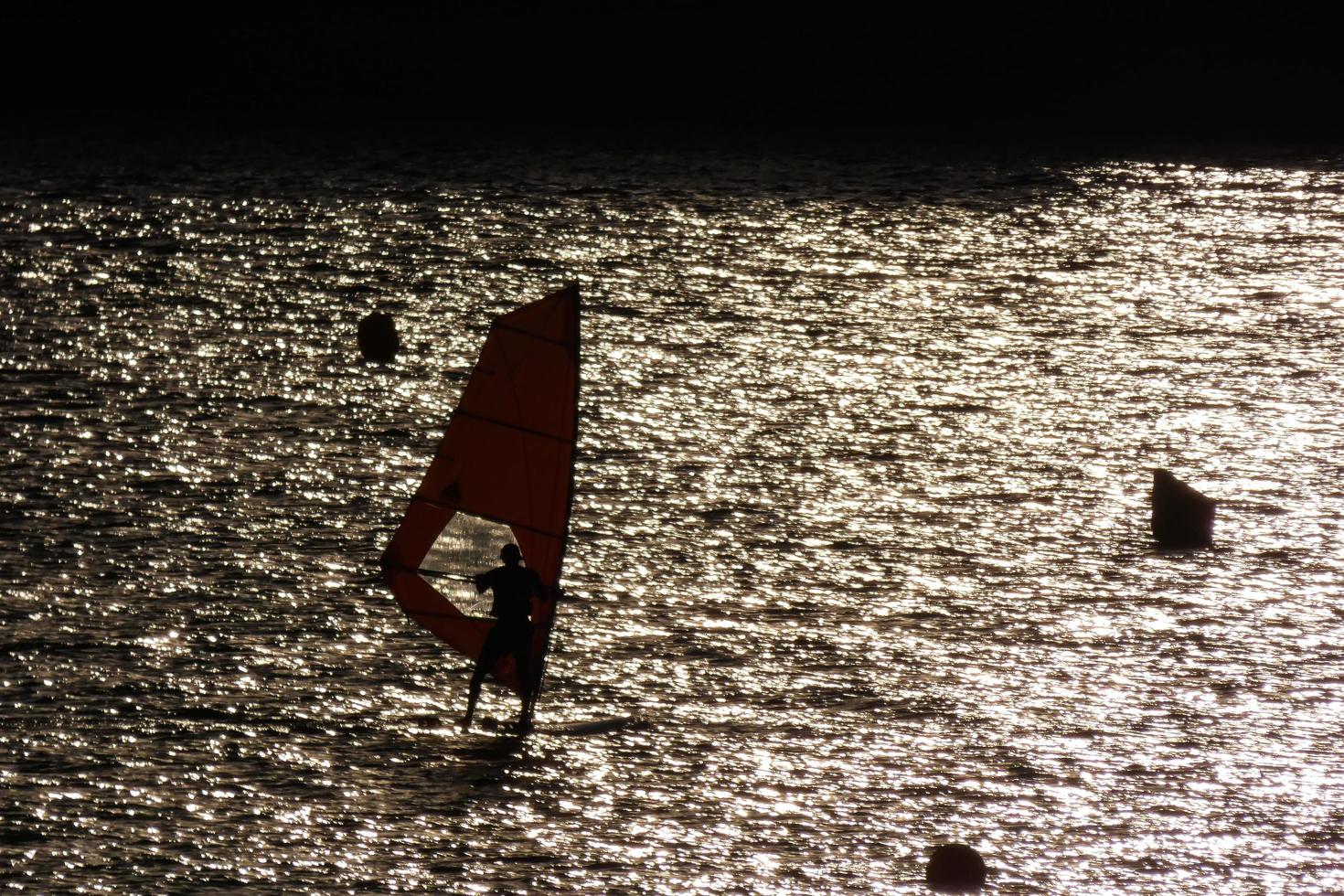 praticando windsurf no mar mediterrâneo, mar calmo foto