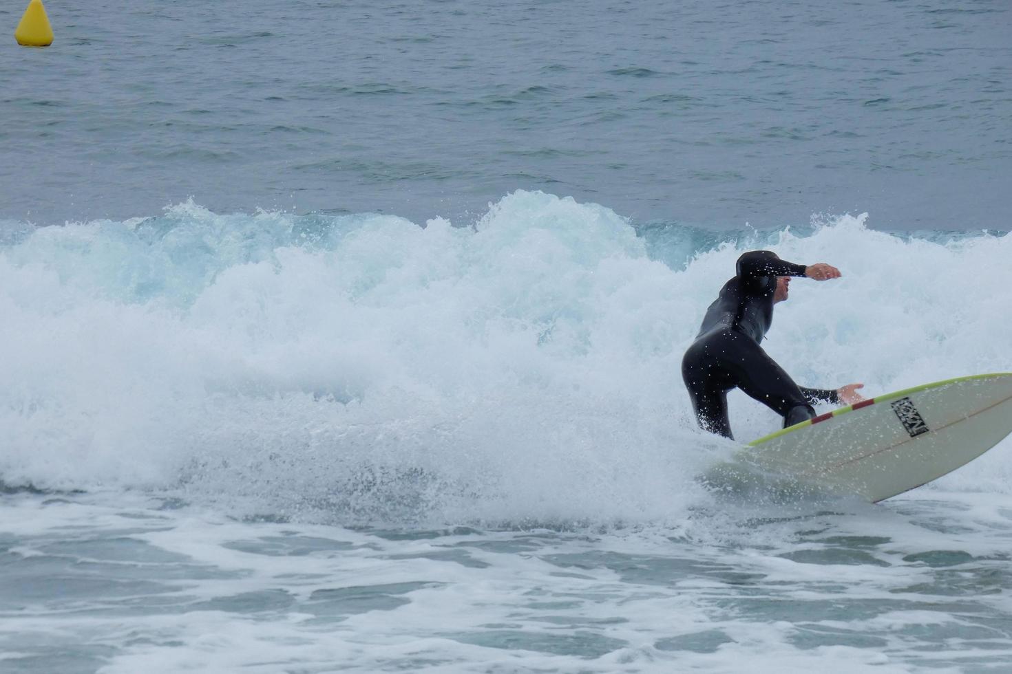 surfistas pegando ondas em um mar agitado foto