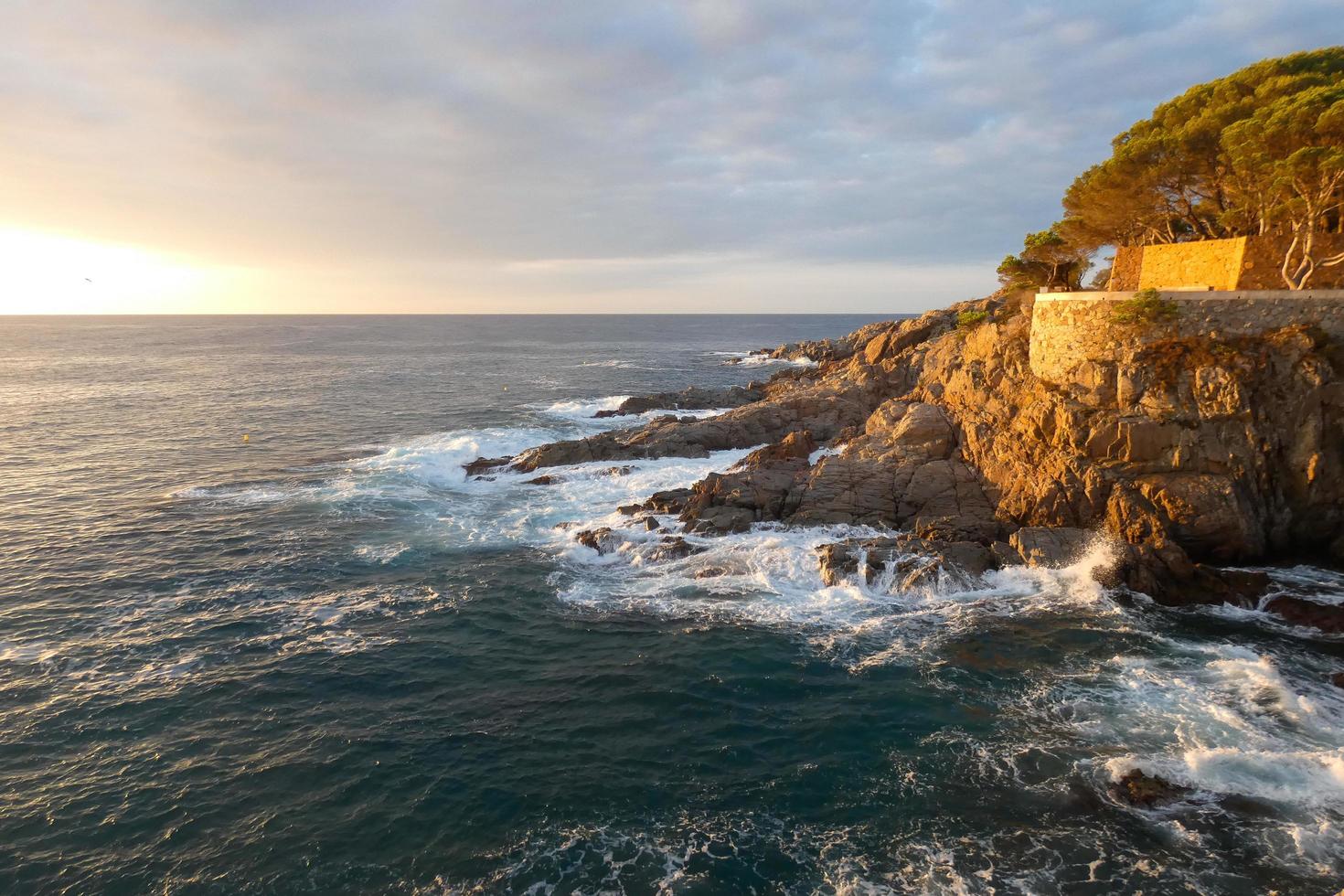 costa brava catalana, costa mediterrânea acidentada no norte da catalunha, espanha foto