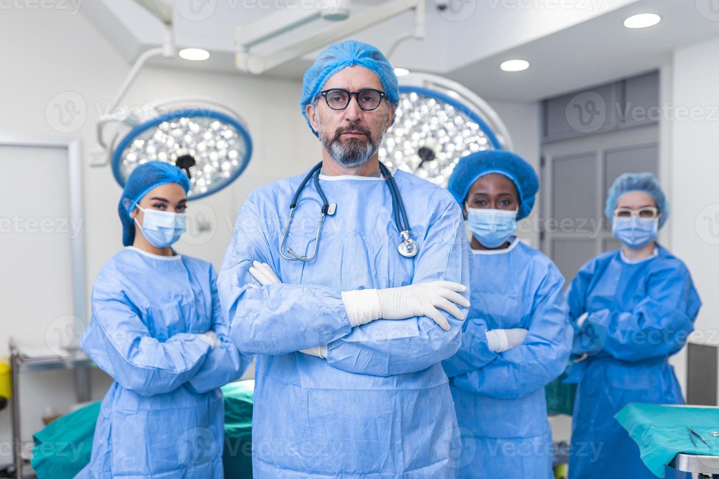 grupo de cirurgiões médicos vestindo jaleco hospitalar na sala de cirurgia. retrato de trabalhadores médicos bem sucedidos em uniforme cirúrgico no teatro de operação, pronto para a próxima operação. foto