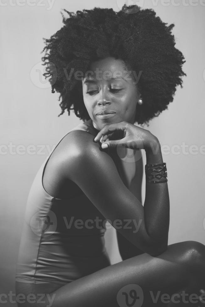 fotografia em preto e branco de uma modelo afro-americana sob iluminação neon foto