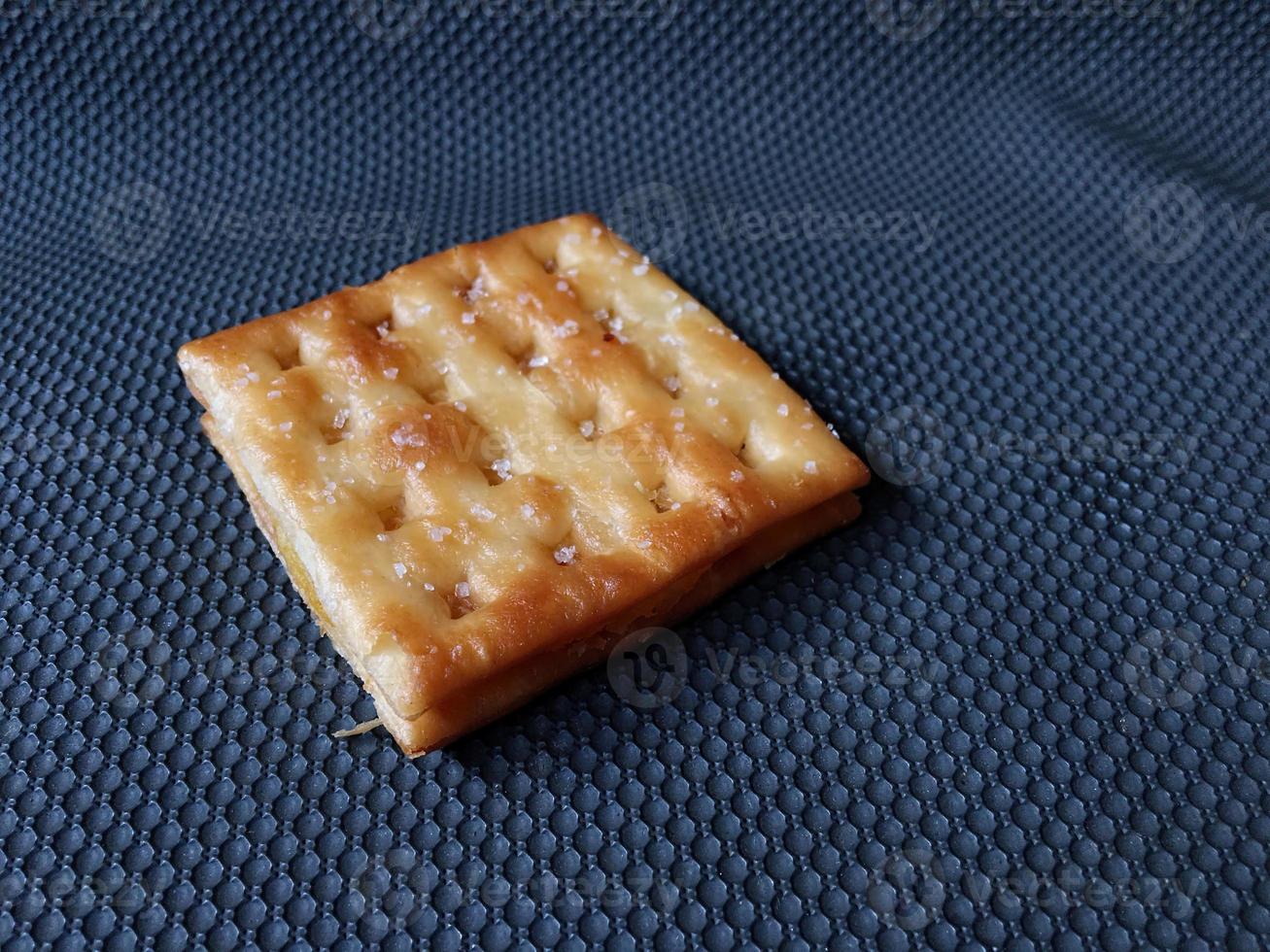 biscoitos saborosos isolados em fundo escuro foto