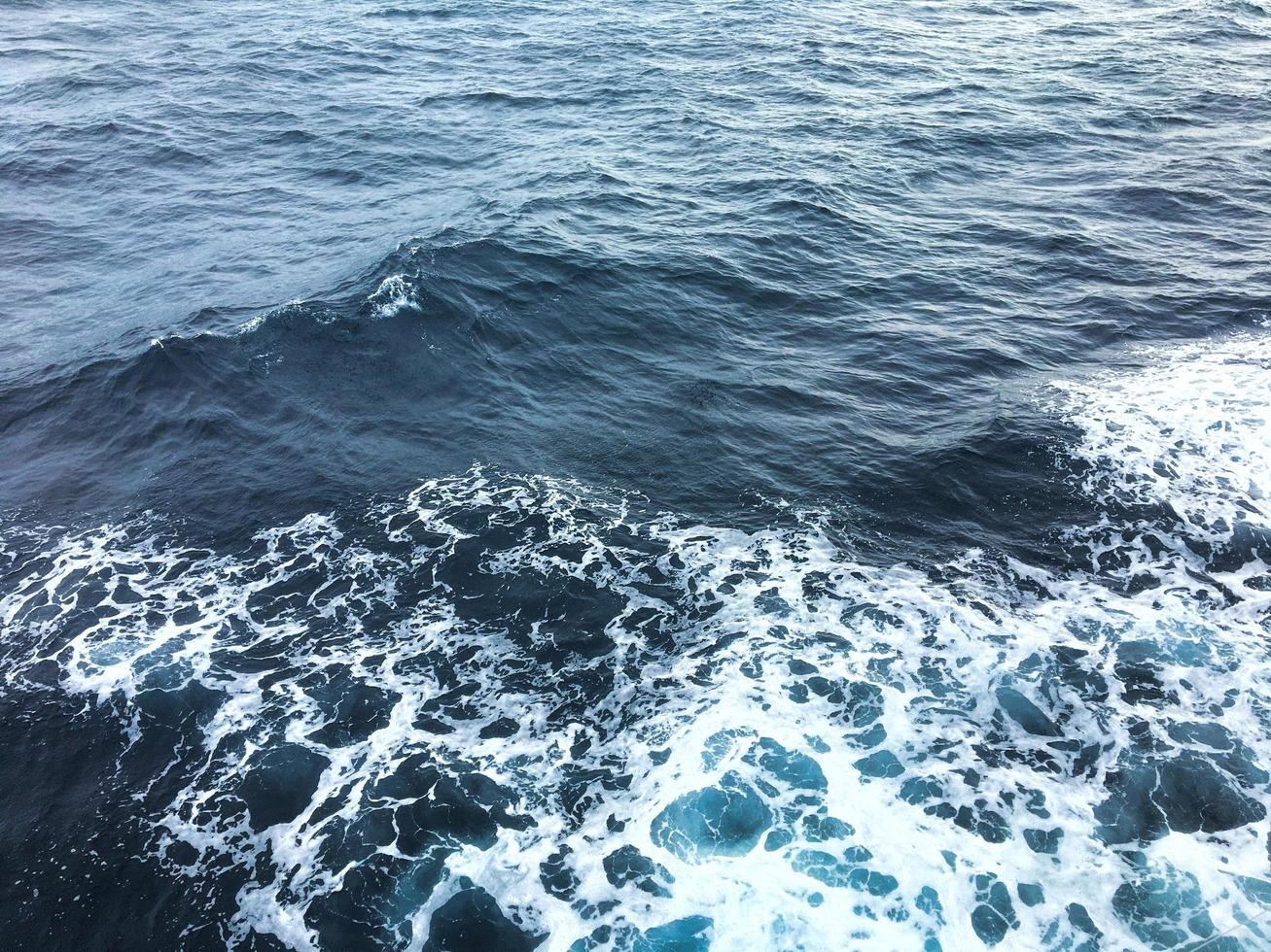 as ondas da água do mar. fundo do oceano foto