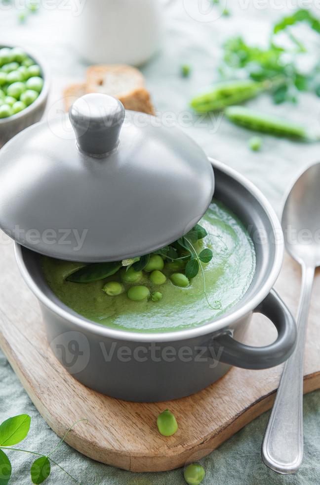 sopa de legumes fresca feita de ervilhas verdes foto