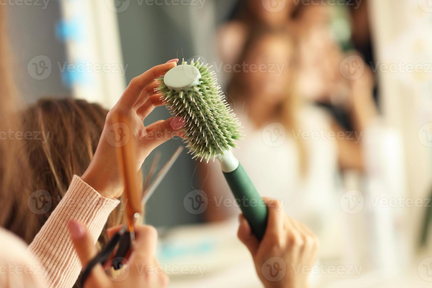 cabeleireira com escova de cabelo foto