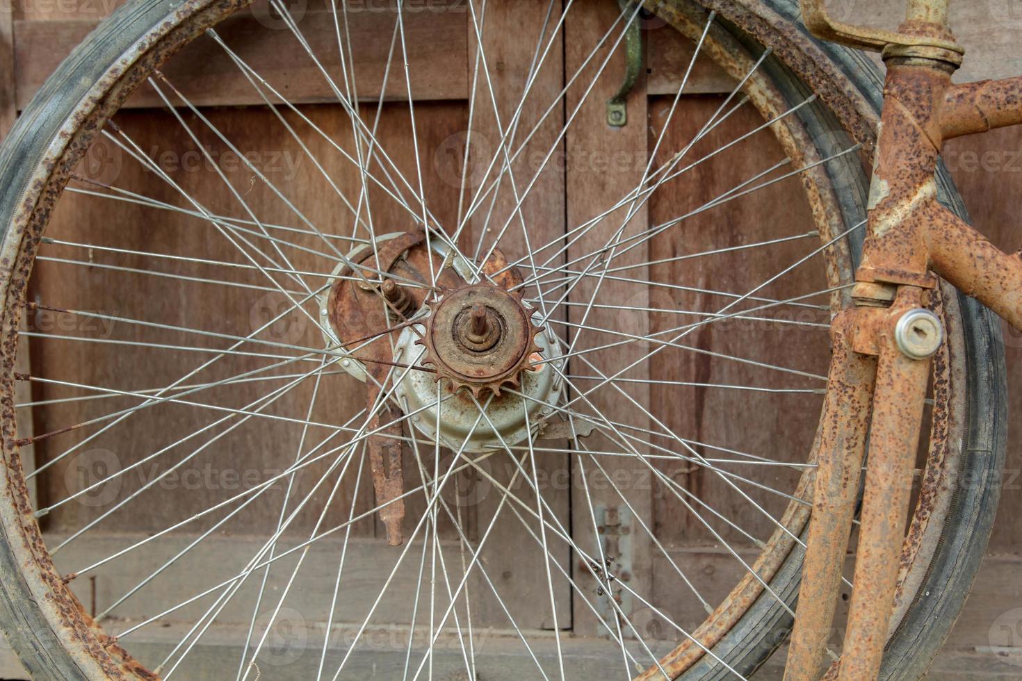 rodas de bicicleta velhas e não utilizadas armazenadas na parte de trás da casa, apenas o fio e o cubo da roda na sala de armazenamento com piso de tábuas antigas como parte de trás foto