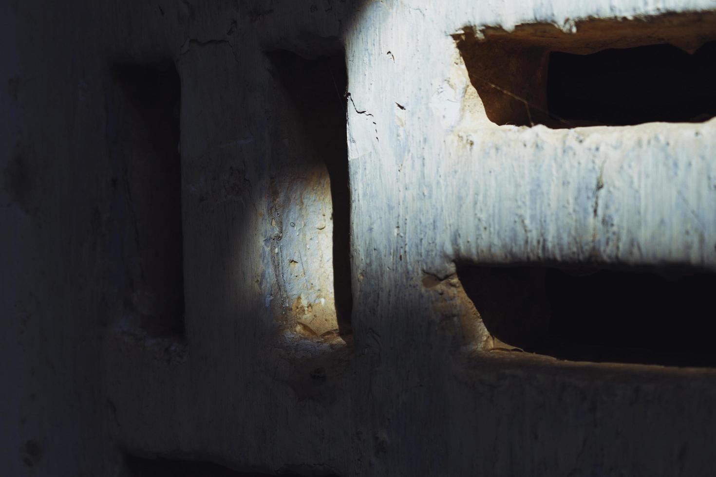 jogo de luz e sombra em estrutura abandonada foto