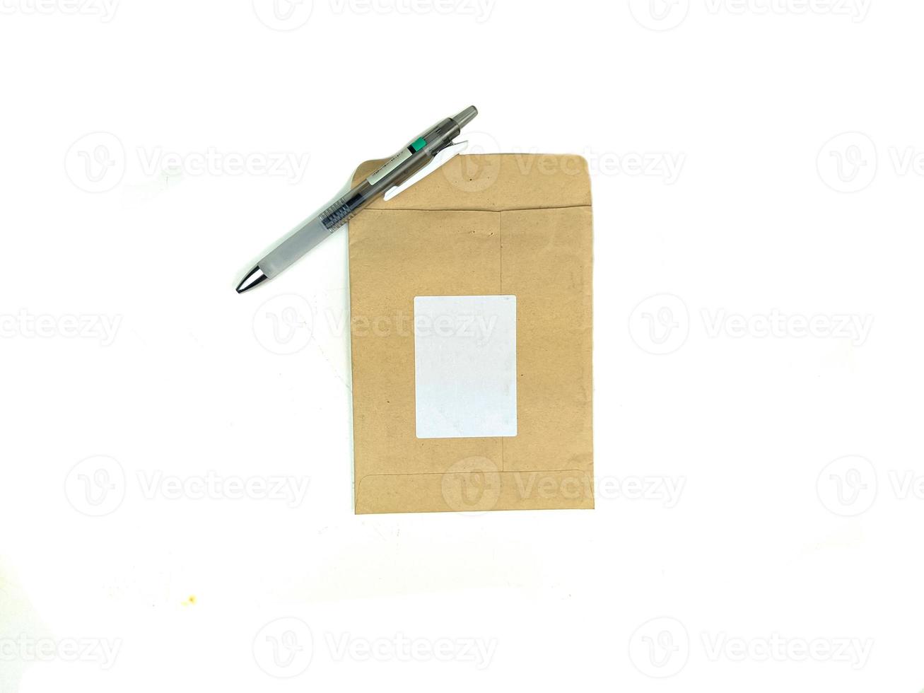 maquete de conjunto de papelaria de papel reciclado em branco com layout branco no centro e caneta ao lado foto