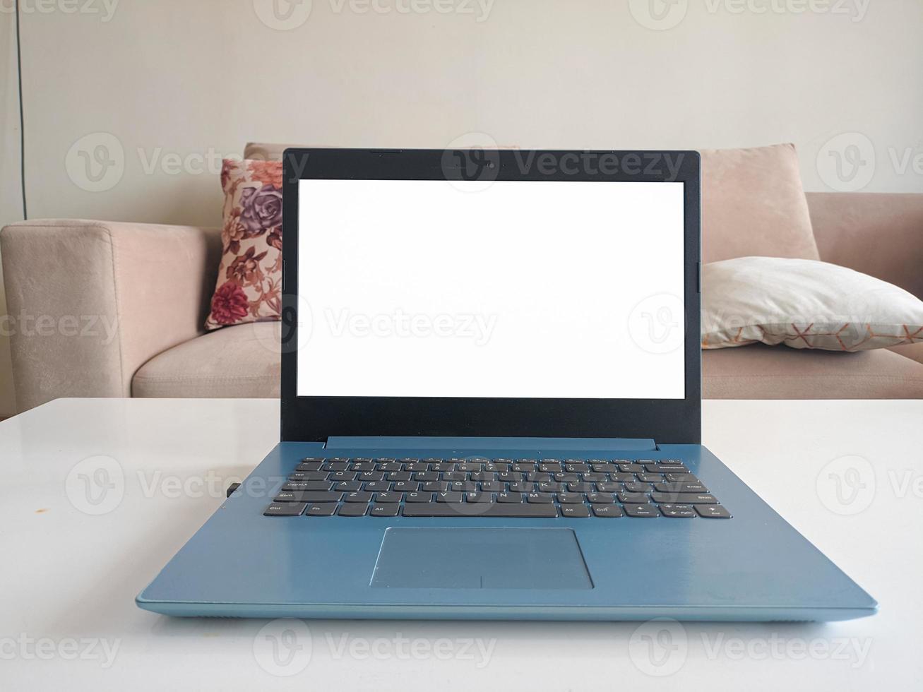 imagem de maquete, laptop de tela branca em branco na tela frontal no espaço doméstico moderno. laptop maquete foto