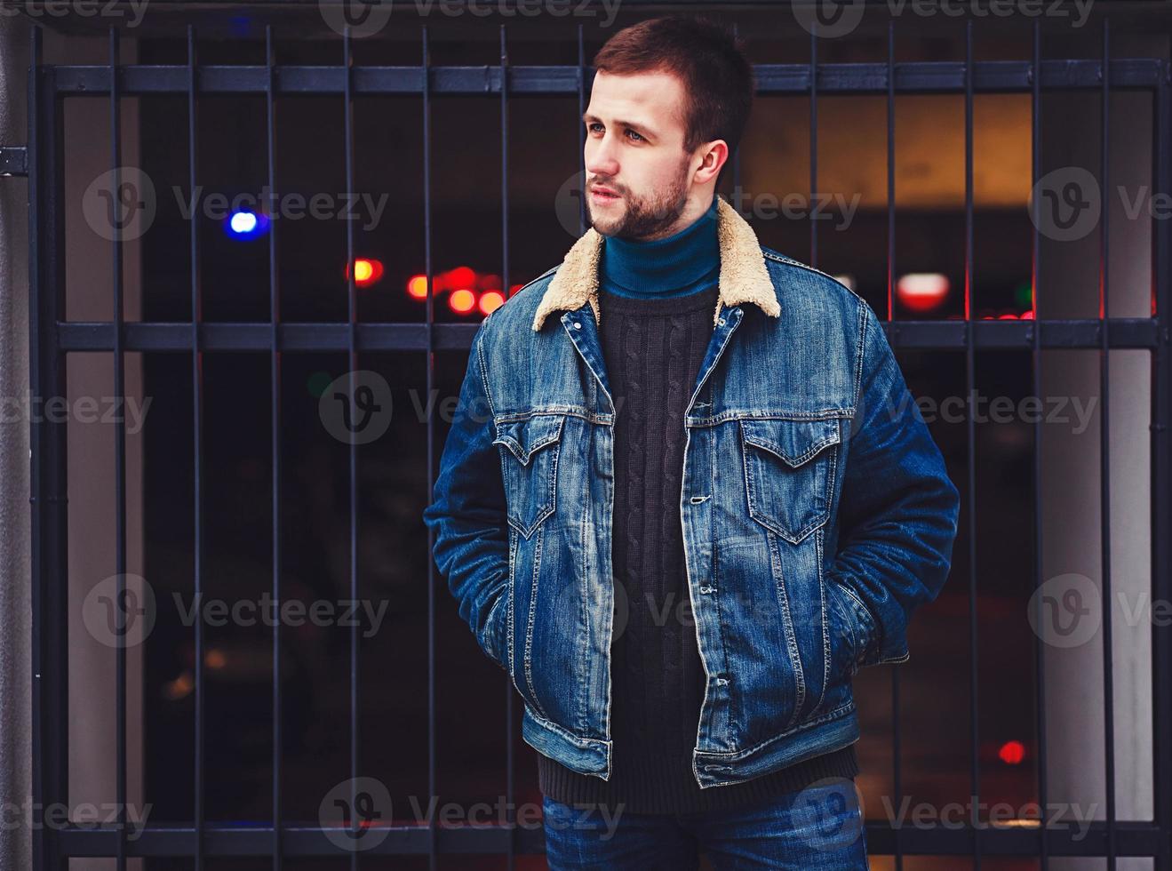 homem elegante em uma jaqueta jeans foto