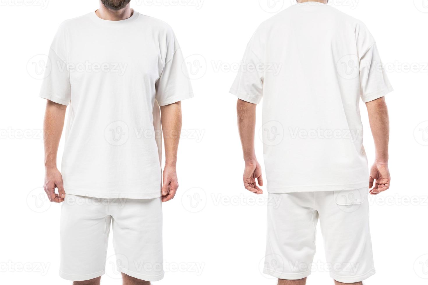 homem vestindo camiseta branca em branco e shorts em fundo branco foto