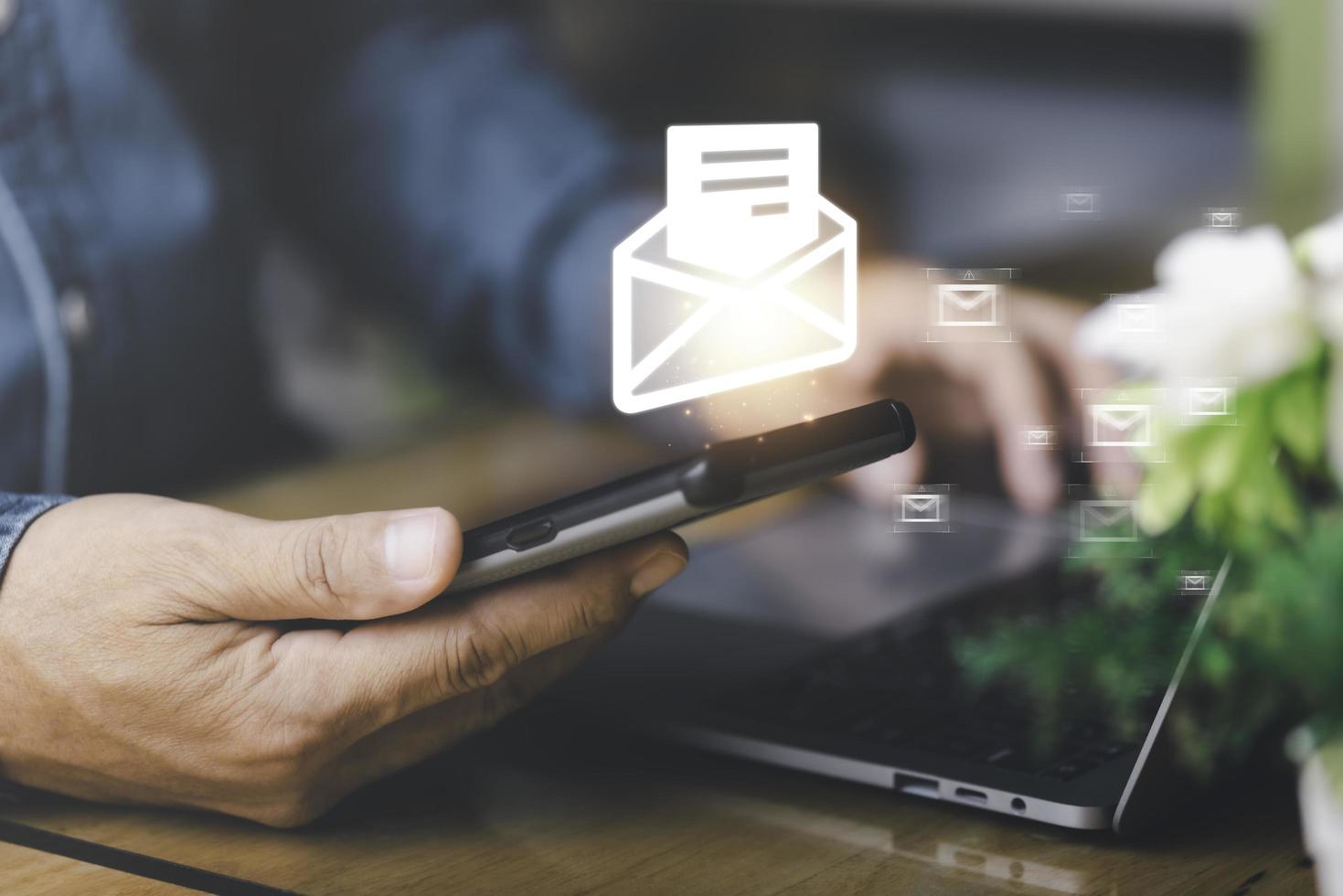 homem lendo correio eletrônico do smartphone, marketing por e-mail e conceito de boletim informativo, comunicação digital com mensagens de e-mail, envio e recebimento de mensagens on-line com o ícone de e-mail foto