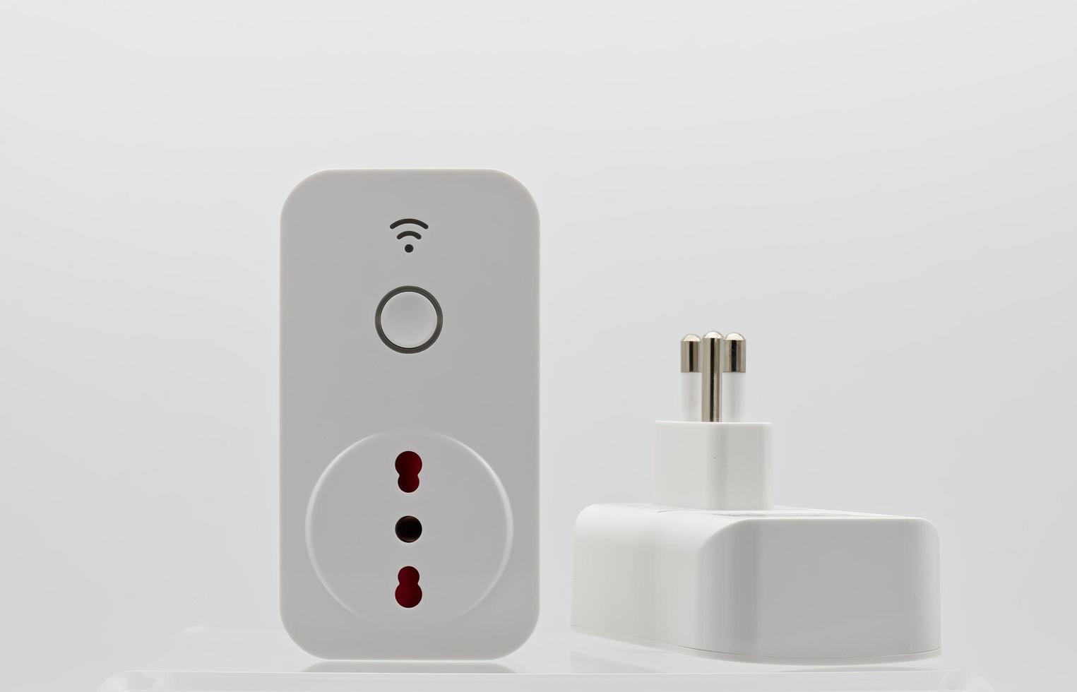 plug wi-fi inteligente com monitor de energia isolado no fundo branco. foto