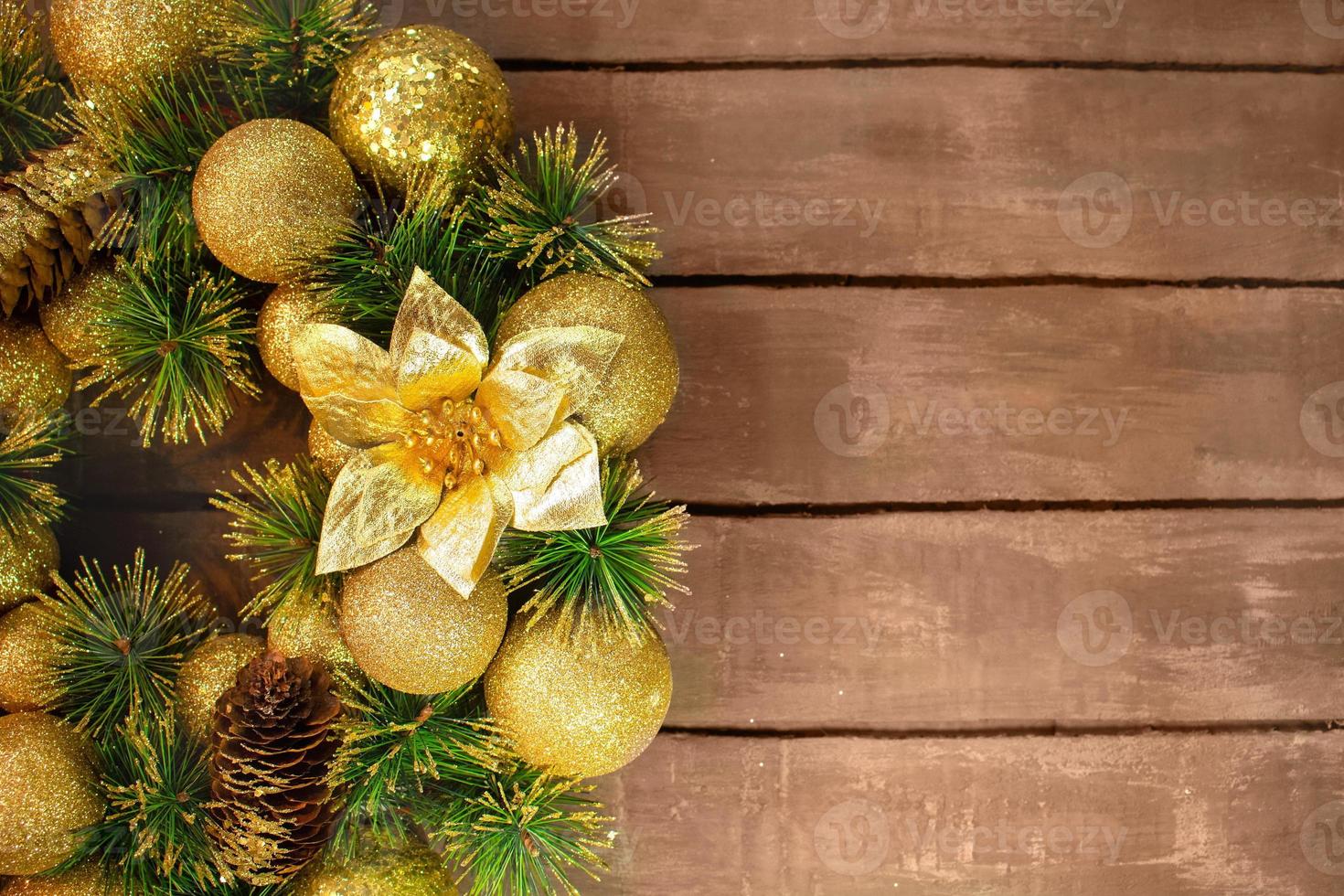 bolas de natal amarelas brilhantes e cone com cascas e galho de pinheiro foto