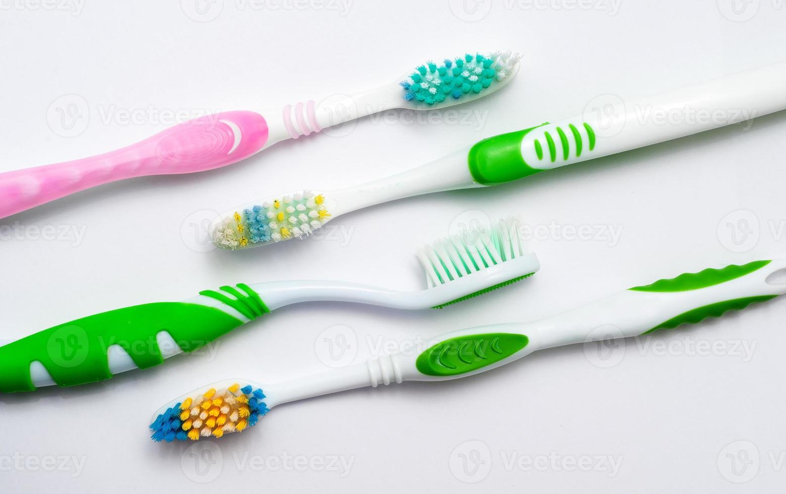várias escovas de dentes em um fundo branco foto