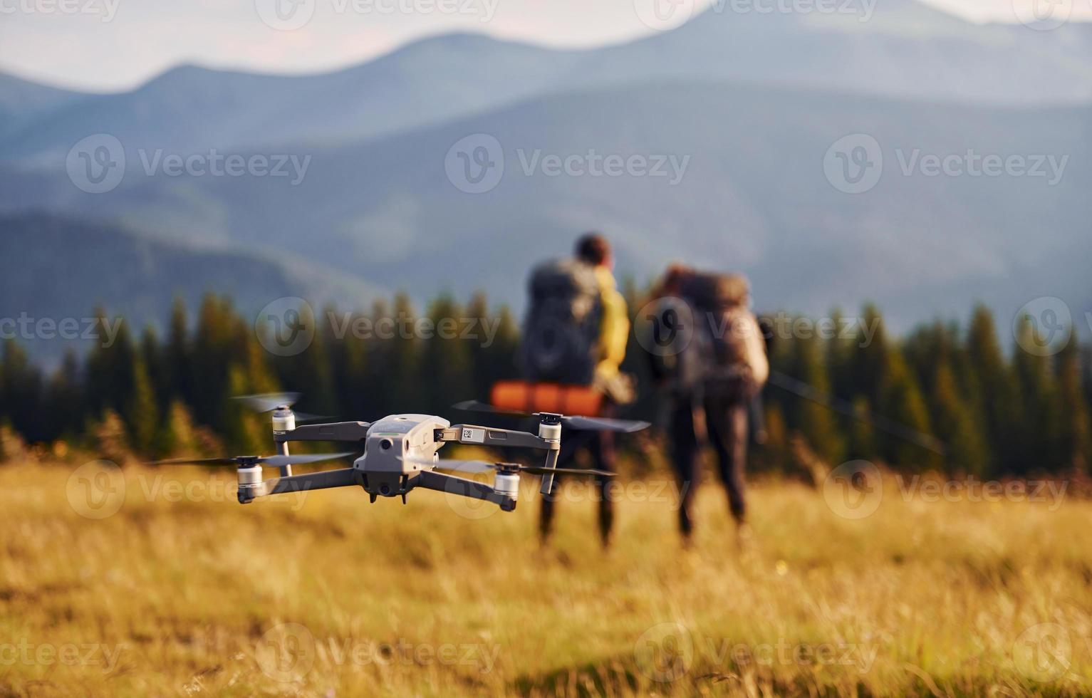 drone voando perto de jovens viajantes. majestosas montanhas dos cárpatos. bela paisagem de natureza intocada foto