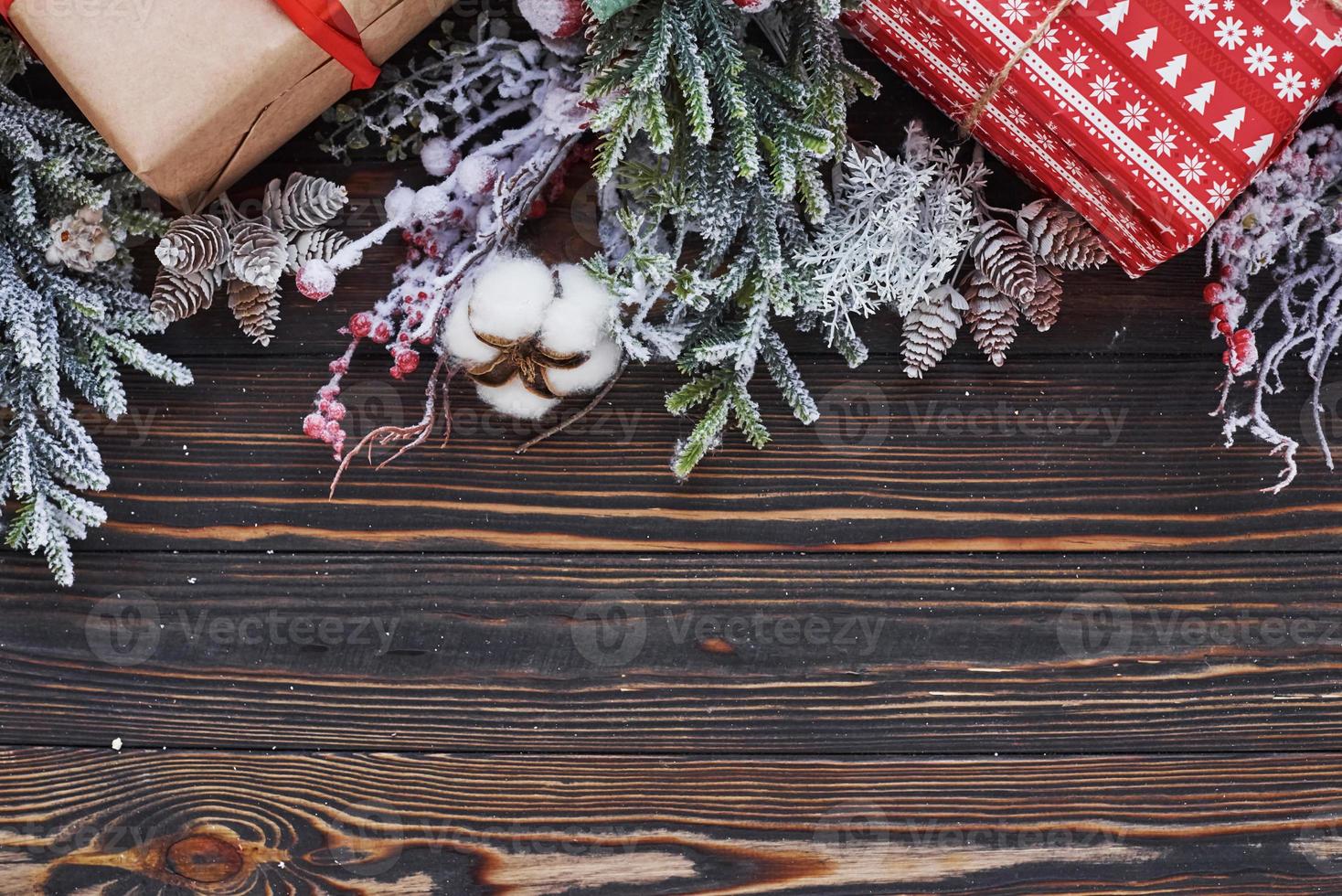 lindas caixas de presente. vista superior do quadro festivo de natal com decorações de ano novo foto