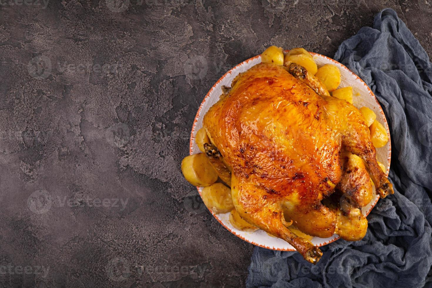 frango assado e batata. comida tradicional para o natal ou dia de ação de graças foto