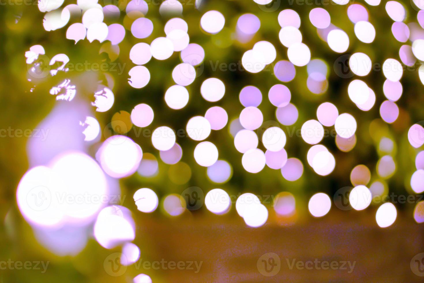 turva e bokeh de raios de natal coloridos no fundo da árvore de natal e texturizados. foto