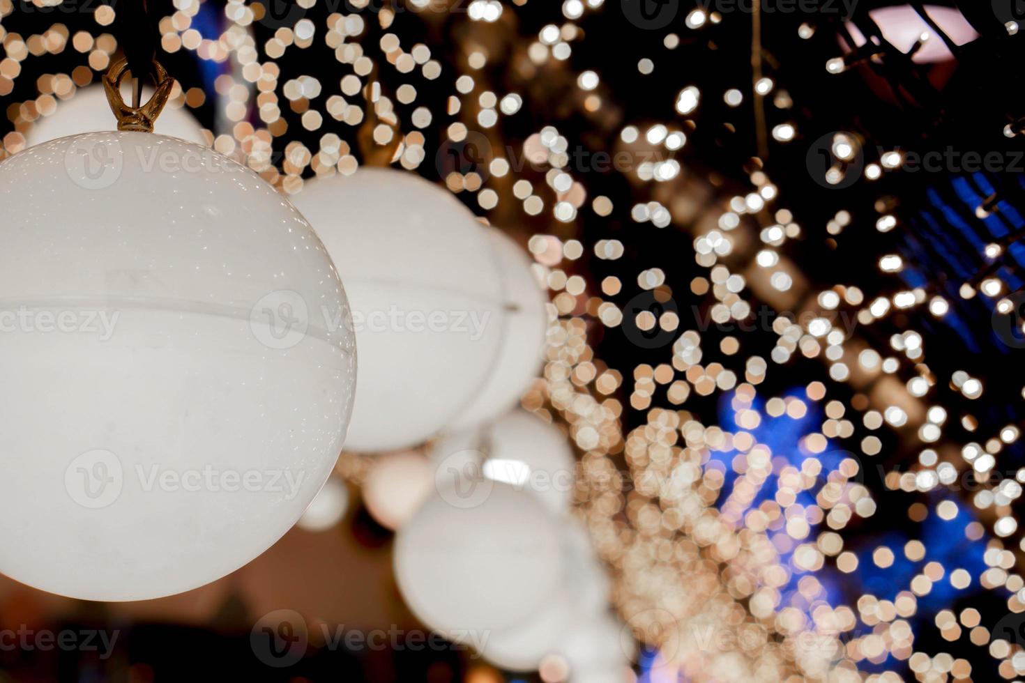 close-up decorar lâmpadas de natal pendurar luzes do túnel interior em desfocado e bokeh de relâmpagos de reflexão led no fundo noturno. foto