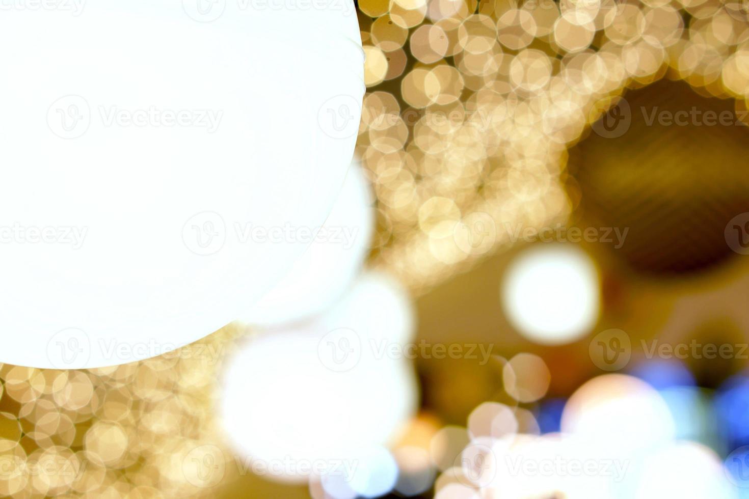 closeup decorar lâmpadas de natal penduradas em luzes de túnel em desfocado e bokeh de fundo de relâmpago de reflexão led. foto