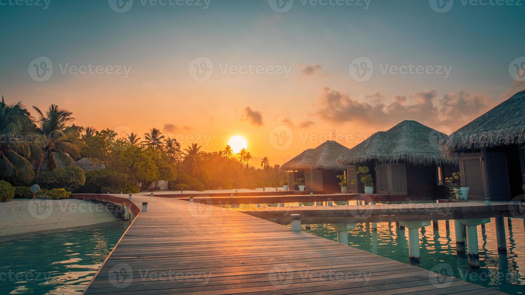 resort de praia de luxo, espreguiçadeiras de praia perto do mar com areia branca sobre o fundo da ilha tópica do mar, conceito de férias de verão, design de férias e turismo. paisagem exótica, banner de lazer inspirador foto