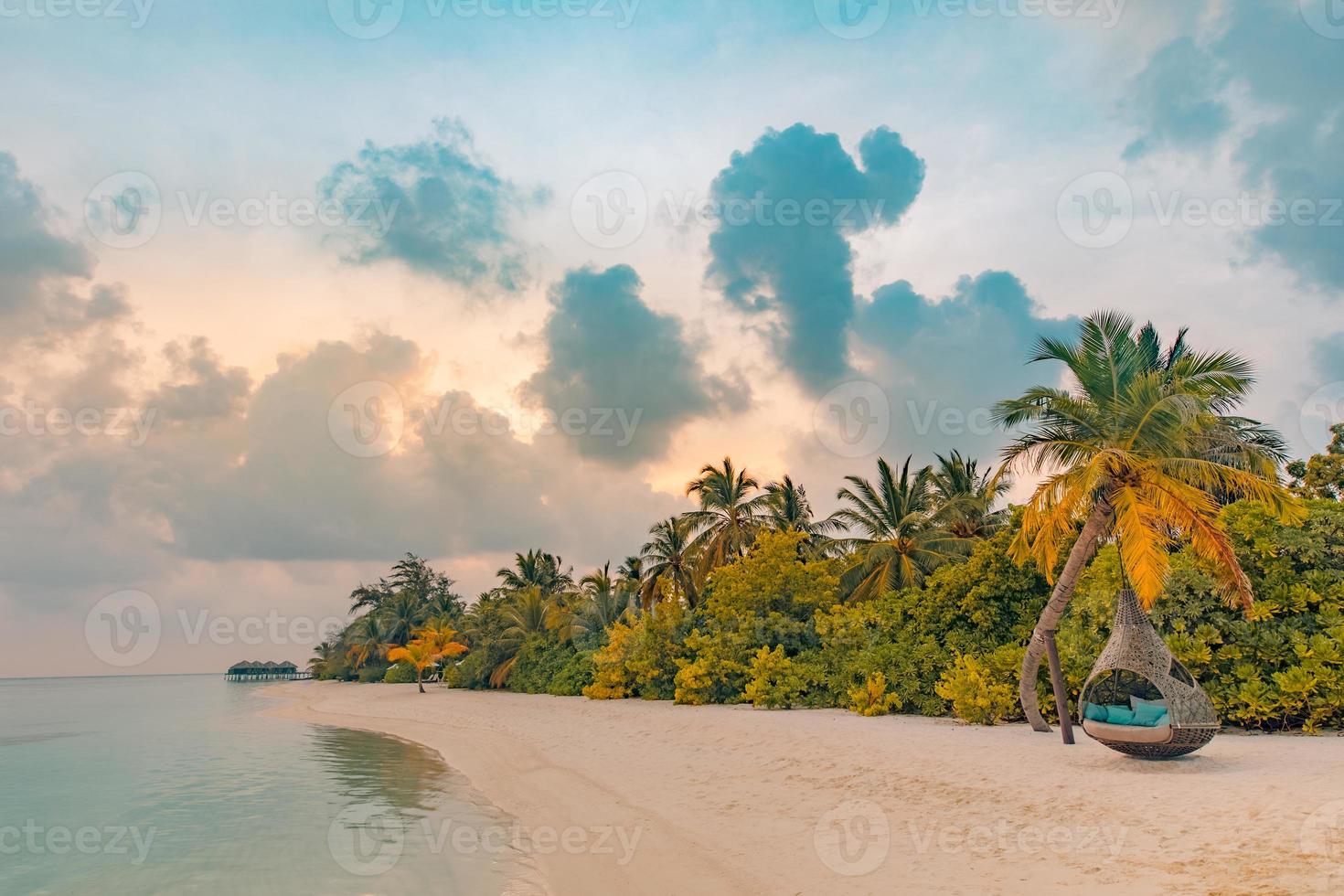 bela natureza exótica do paraíso. ilha do pôr do sol, coqueiros, céu colorido e água do mar. paisagem tropical tranquila, famoso conceito de destino de viagem foto