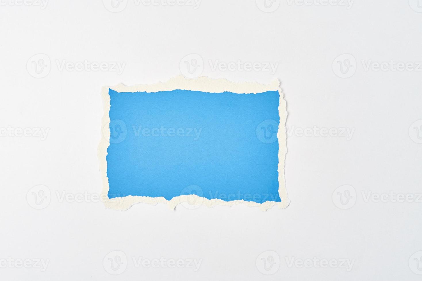 folha de borda rasgada de papel azul rasgado em um fundo branco. foto