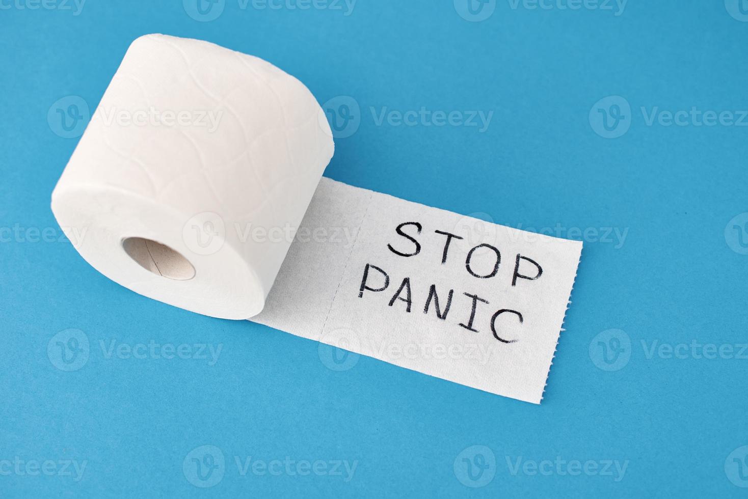 rolo de papel higiênico com inscrição stop panic foto